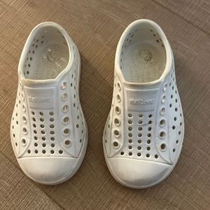 White kids natives size 5